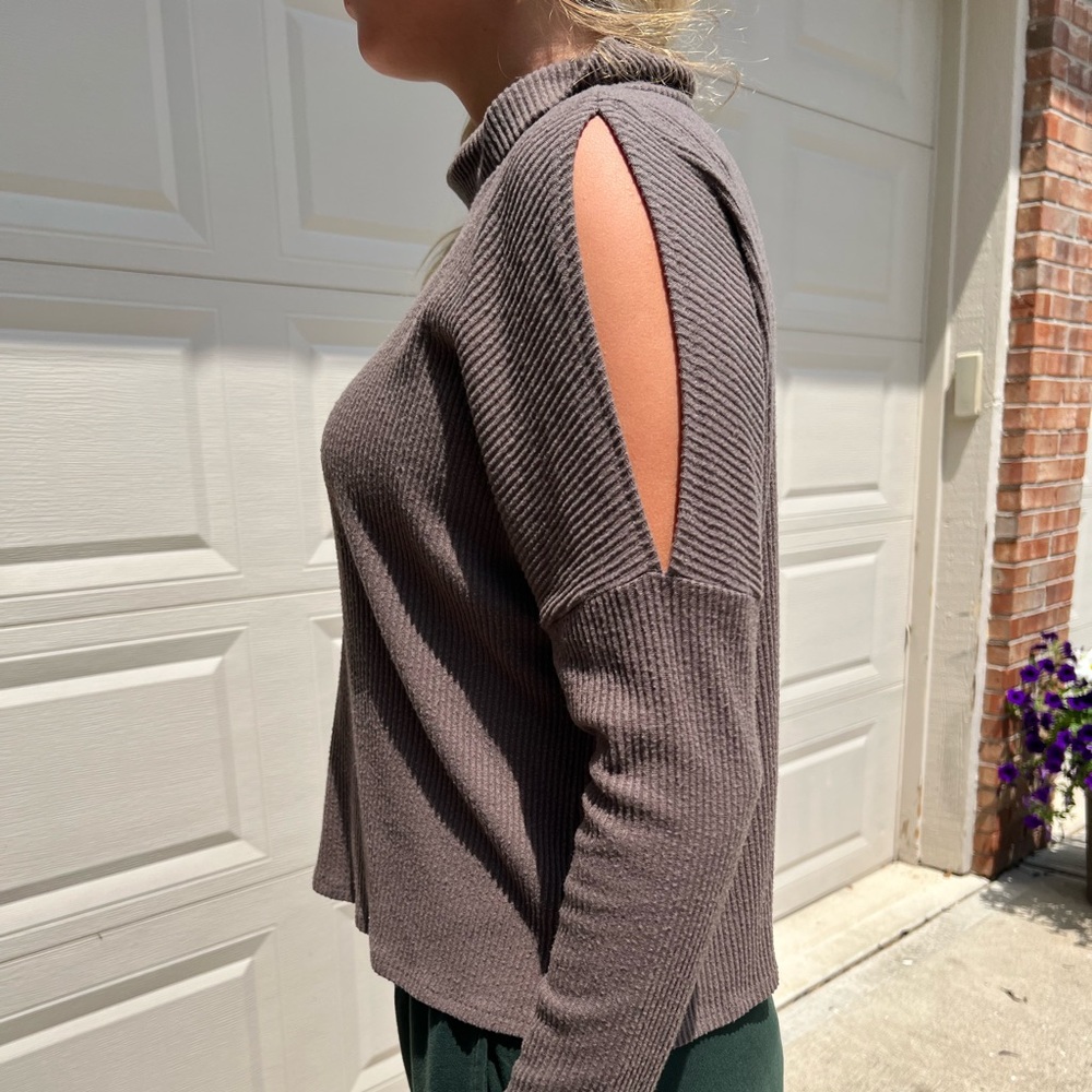 COLD SHOULDER LONG SLEEVE TOP